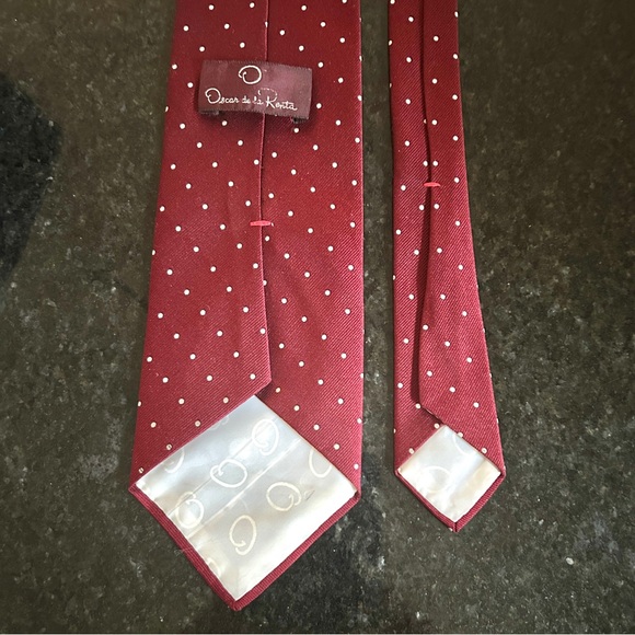 OSCAR DE LA RENTA Mens Neck Tie Wine w/ Small White Polka Dots 56"L x 4"W - Picture 4 of 6